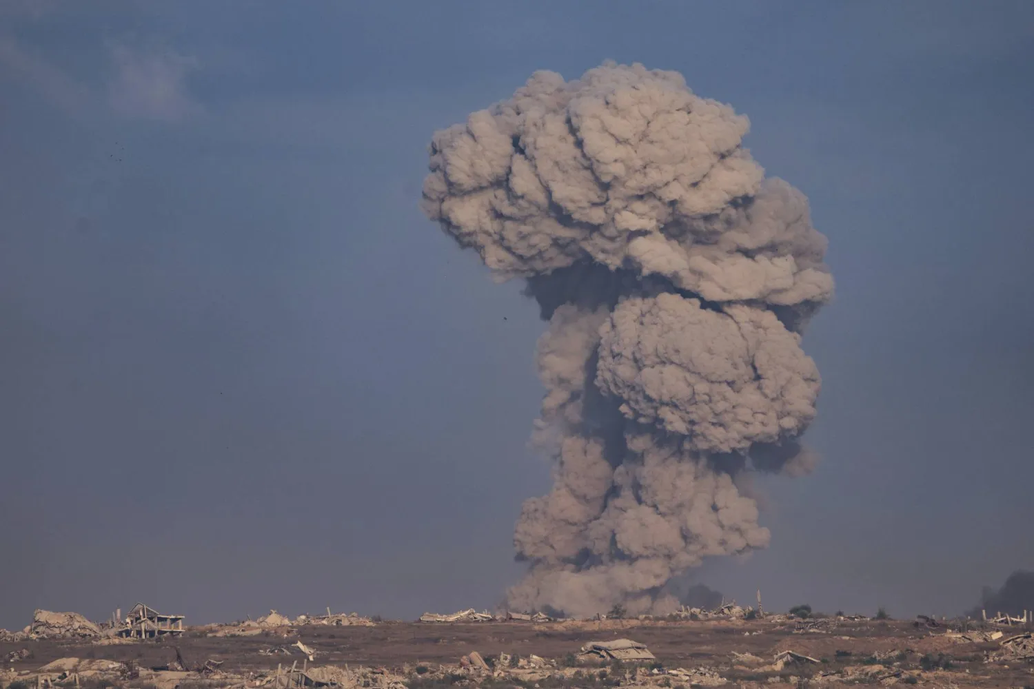 تصاعد الدخان جراء الغارات الإسرائيلية على قطاع غزة (أ.ب)