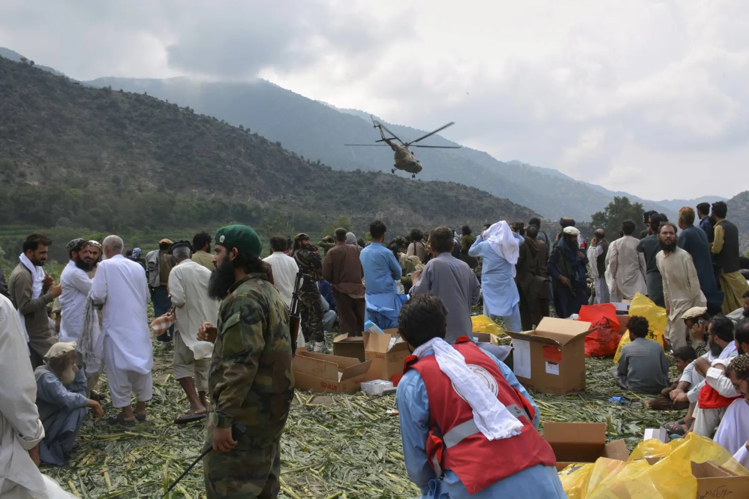 مروحية عسكرية تقل ضحايا الزلزال الذي أودى بحياة المئات ودمر قرى في شرق أفغانستان تقلع من مزار دارا - ولاية كونار - أفغانستان - الاثنين 1 سبتمبر 2025 (أ.ب)