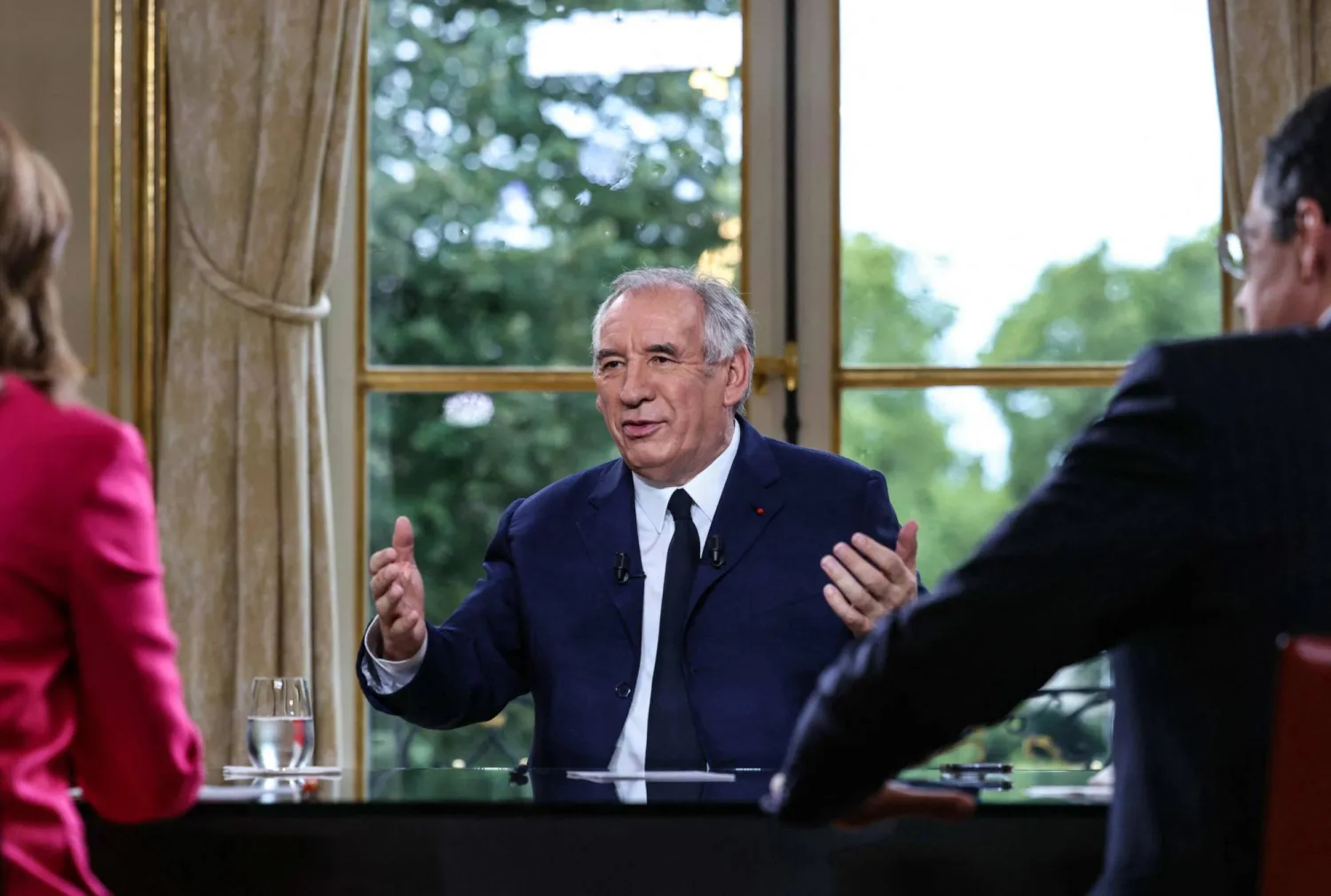 رئيس الوزراء الفرنسي فرنسوا بايرو يتحدث مع الصحافيين خلال مقابلة تلفزيونية (أ.ف.ب)