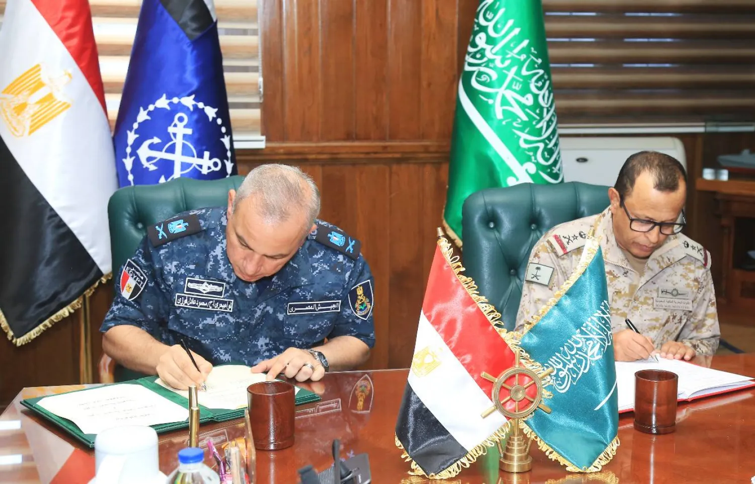 رئيس أركان القوات البحرية السعودية وقائد القوات البحرية المصرية يوقِّعان بروتوكول تعاون لدعم الأمن البحري (المتحدث العسكري المصري)