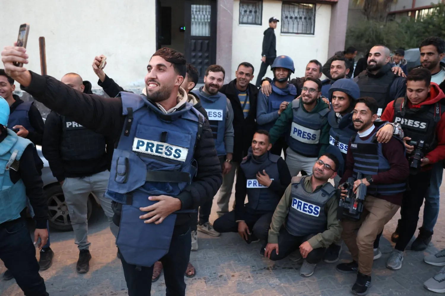 الصحافي الفلسطيني معاذ أبو طه الذي قتل مع أربعة صحافيين آخرين بقصف إسرائيلي على مجمع ناصر الطبي يلتقط صورة سيلفي مع زملائه بخان يونس في يناير الماضي (أ.ف.ب)