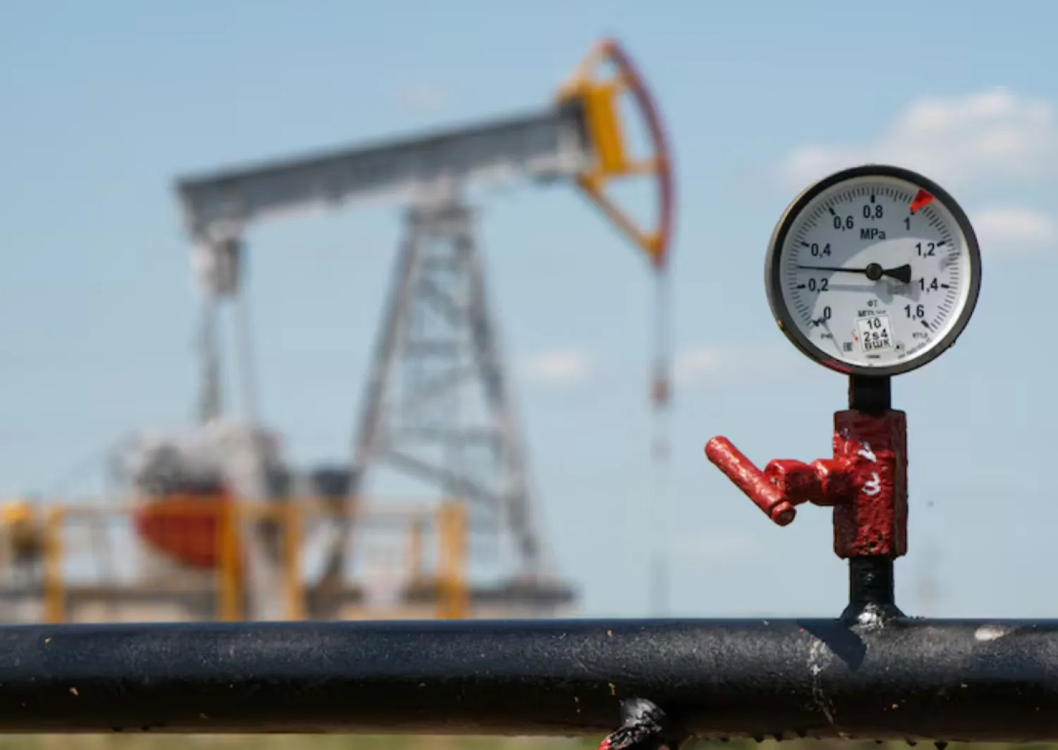 A view shows a pressure gauge near oil pump jacks outside Almetyevsk, in the Republic of Tatarstan, Russia July 14, 2025. REUTERS/Stringer/File Photo 