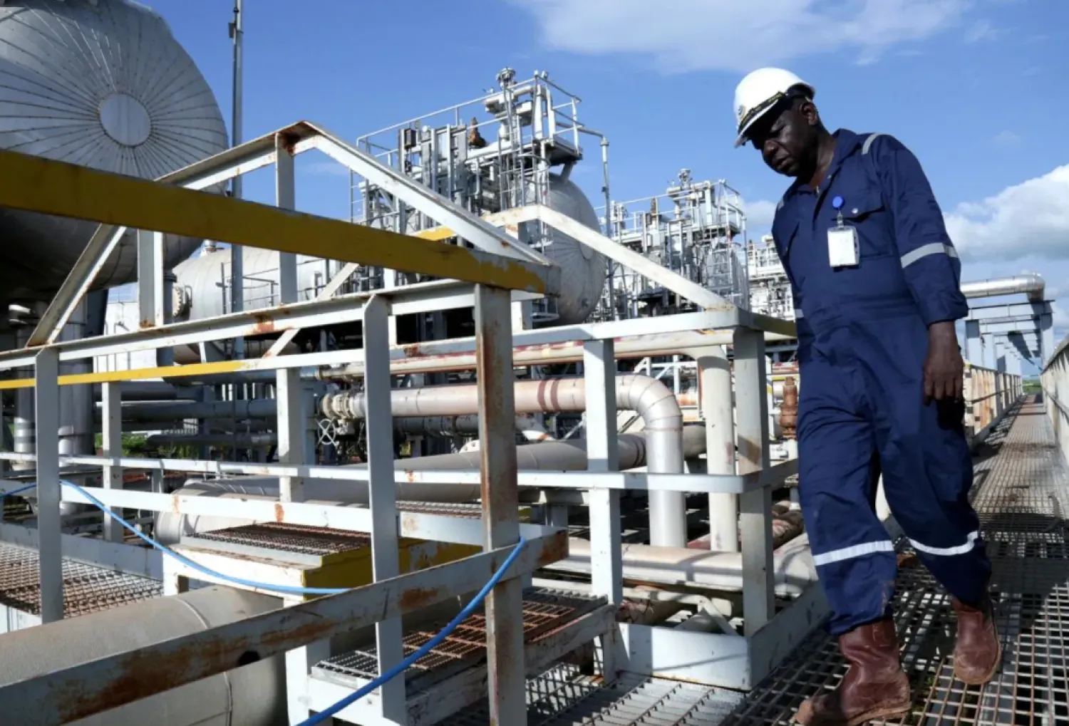 A worker walks by an oil well at the Toma South oil field to Heglig, in Ruweng, August 25, 2018. (Reuters)

