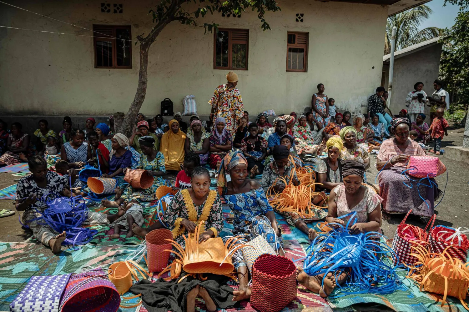 نساء ينسجن السلال خلال زيارة المفوض السامي للأمم المتحدة لشؤون اللاجئين فيليبو غراندي لمخيم للنازحين في ساكي شرق جمهورية الكونغو الديمقراطية 29 أغسطس 2025 (أ.ف.ب)