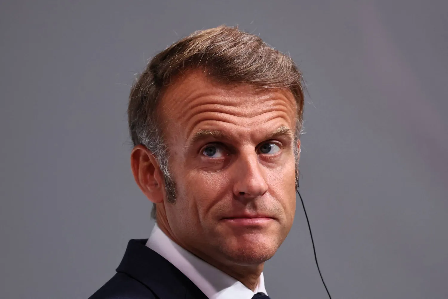 الرئيس الفرنسي إيمانويل ماكرون متحدثاً إلى الصحافة بمشاركة المستشار الألماني فريدريش ميرتس (غير ظاهر) بمدينة تولون الفرنسية يوم الجمعة (إ.ب.أ)