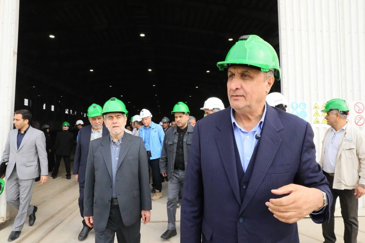 إسلامي في زيارة سابقة إلى مفاعل بوشهر ويبدو خلفه مباشرة فريدون عباسي العالم النووي الذي قُتل في ضربة إسرائيلية يونيو الماضي (الذرية الإيرانية)