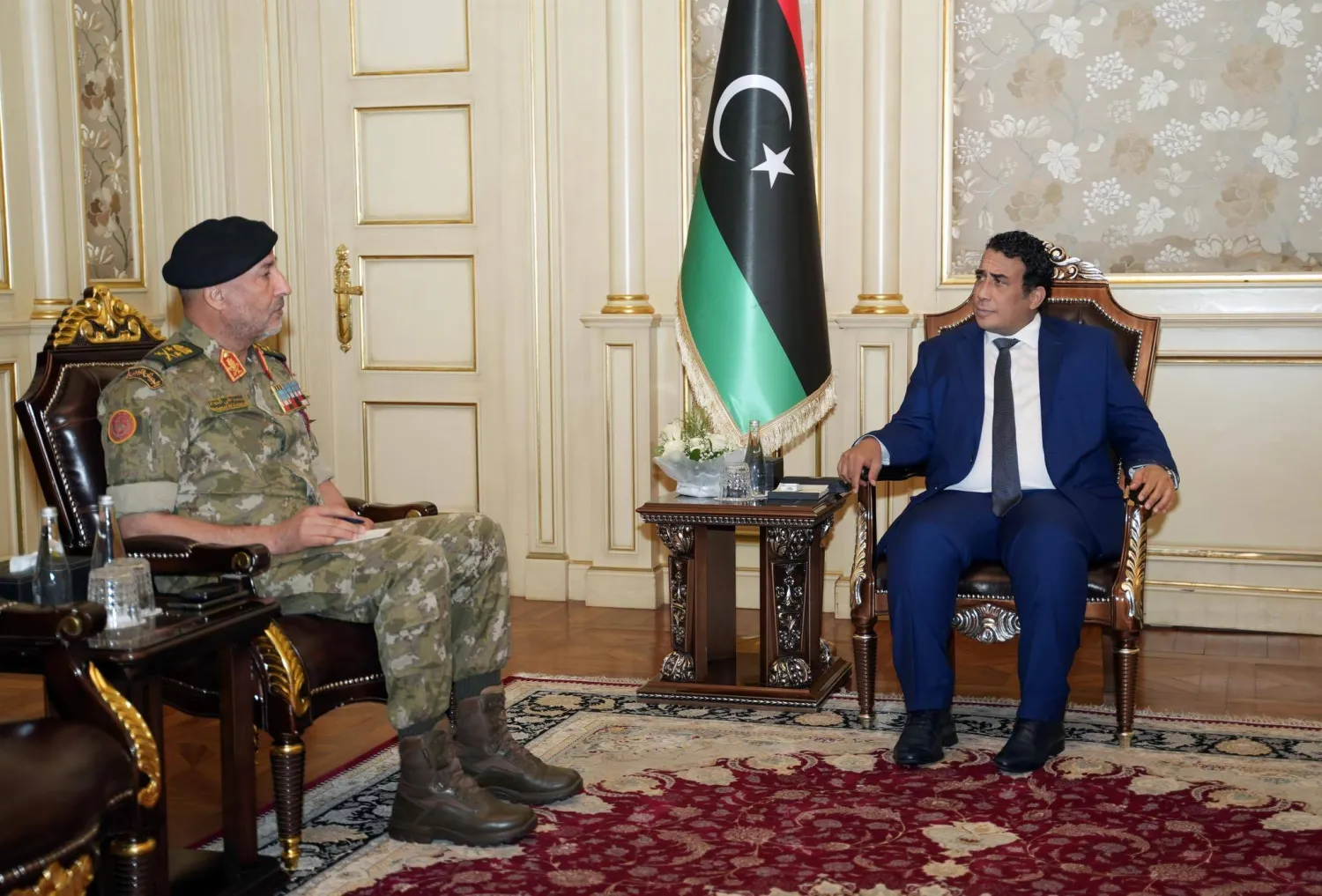 رئيس المجلس الرئاسي الليبي محمد المنفي مستقبلاً رئيس الأركان العامة الفريق أول محمد الحداد الاثنين (المجلس الرئاسي الليبي)