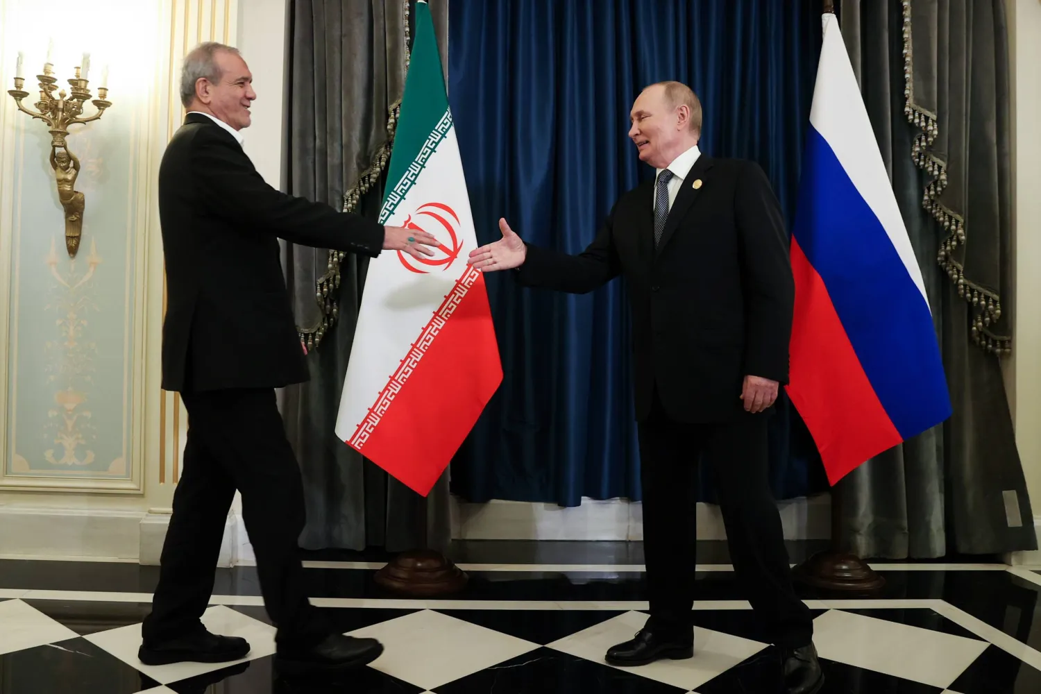 الرئيس الروسي فلاديمير بوتين يلتقي نظيره الإيراني على هامش قمة مجموعة «شنغهاي للتعاون» في تيانجين بشمال الصين (الرئاسة الإيرانية)