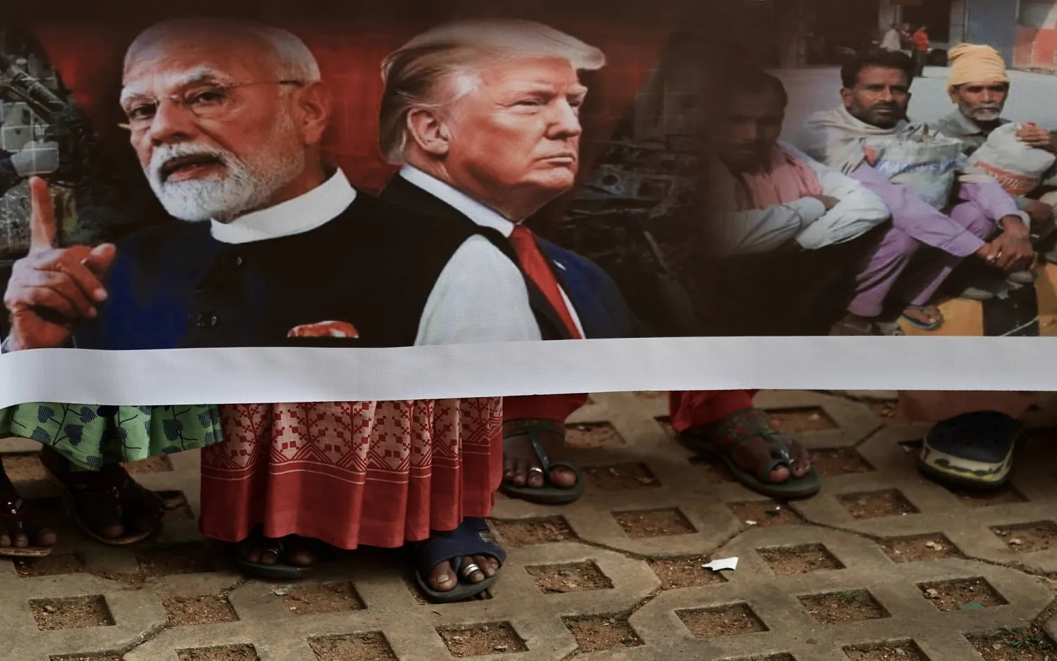 أعضاء بـ«مجلس الهند المركزي لاتحادات التجارة» يرفعون لافتة احتجاجية على السياسة الجمركية للرئيس الأميركي دونالد ترمب في بنغالور بالهند (إ.ب.أ)