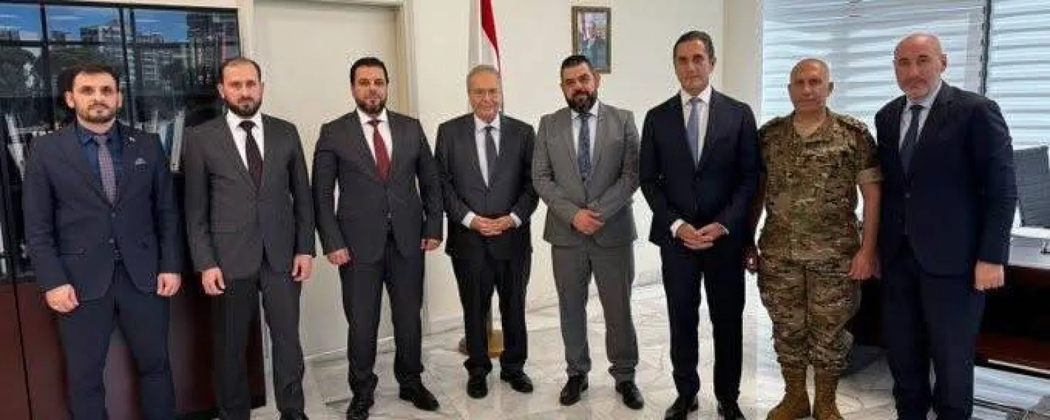 الوزير طارق متري مستقبلاً الوفد السوري في بيروت (إكس)