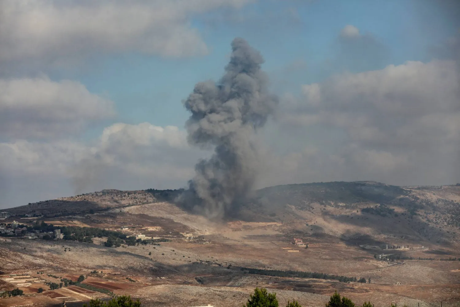 تصاعد الدخان من منطقة بقضاء النبطية عقب غارات إسرائيلية في جنوب لبنان 31 أغسطس 2025 (رويترز)