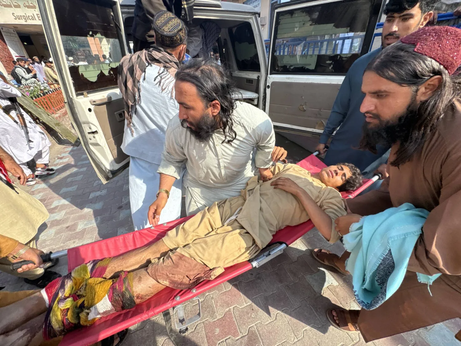 نُقل أحد مصابي الزلزال إلى مستشفى في جلال آباد بأفغانستان... 1 سبتمبر 2025 (إ.ب.أ)