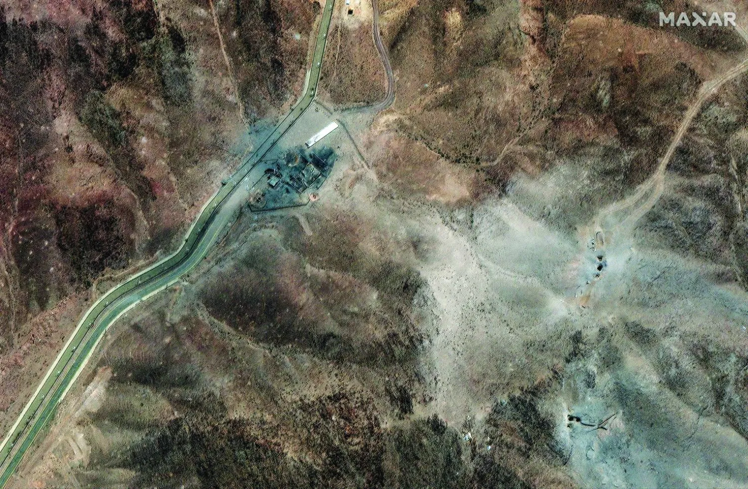 صورة بالأقمار الاصطناعية لمحيط منشأة فوردو النووية الإيرانية عقب الضربات الأميركية (رويترز)