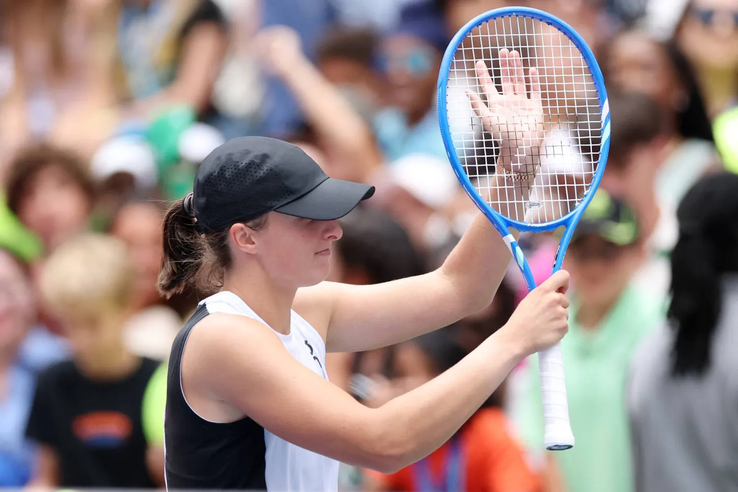 إيغا شفيونتيك تحتفل بتأهلها إلى ربع نهائي أميركا المفتوحة (إ.ب.أ) 