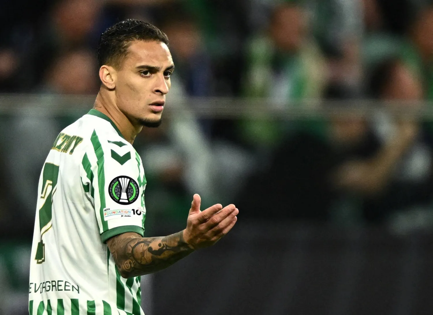 البرازيلي أنتوني إلى بيتيس (رويترز) 