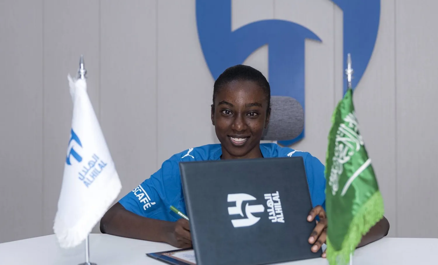 دانة أحمد أثناء توقيعها عقد الانتقال (نادي الهلال)