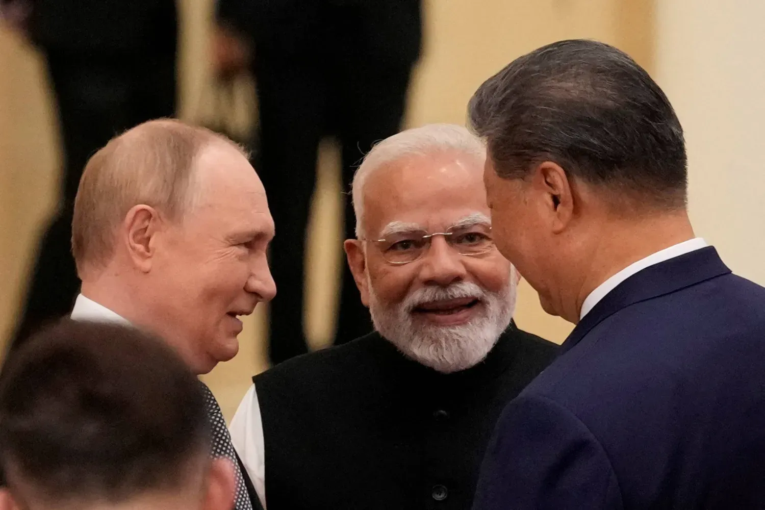 Dün Tianjin'de düzenlenen Şanghay İşbirliği Örgütü zirvesinin açılışında Çin ve Rusya cumhurbaşkanları ile Hindistan başbakanı (EPA)