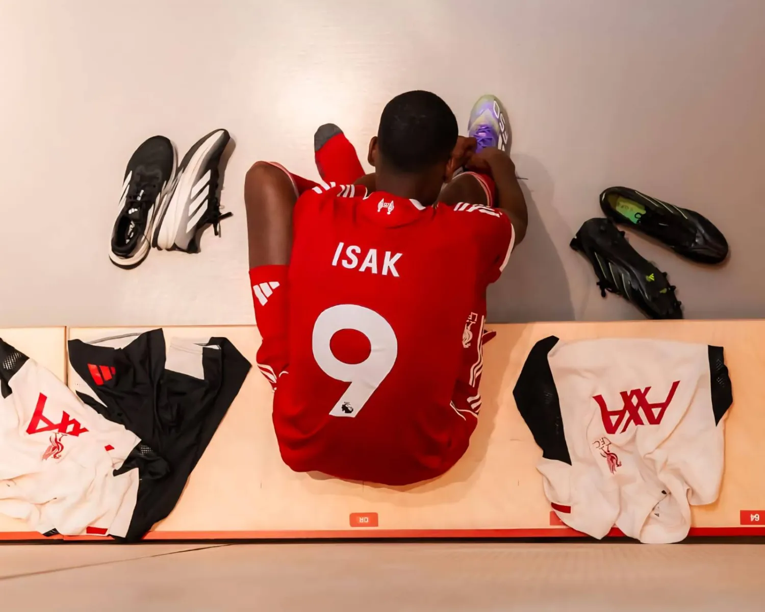 الرقم 9 يزين قميص إيزاك (نادي ليفربول)