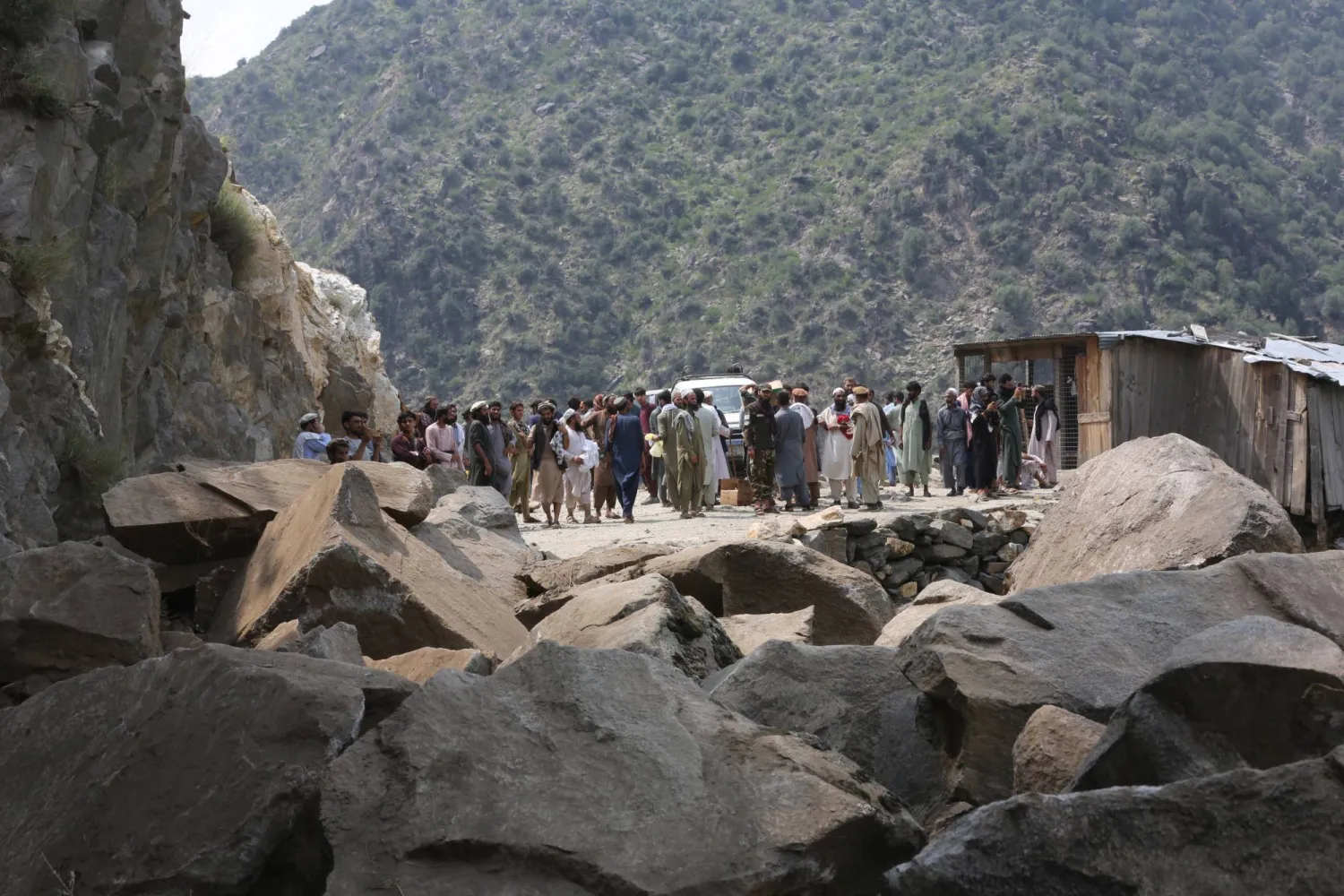 منازل دمرها الزلزال في كونار بشرق أفغانستان أمس (إ.ب.أ)