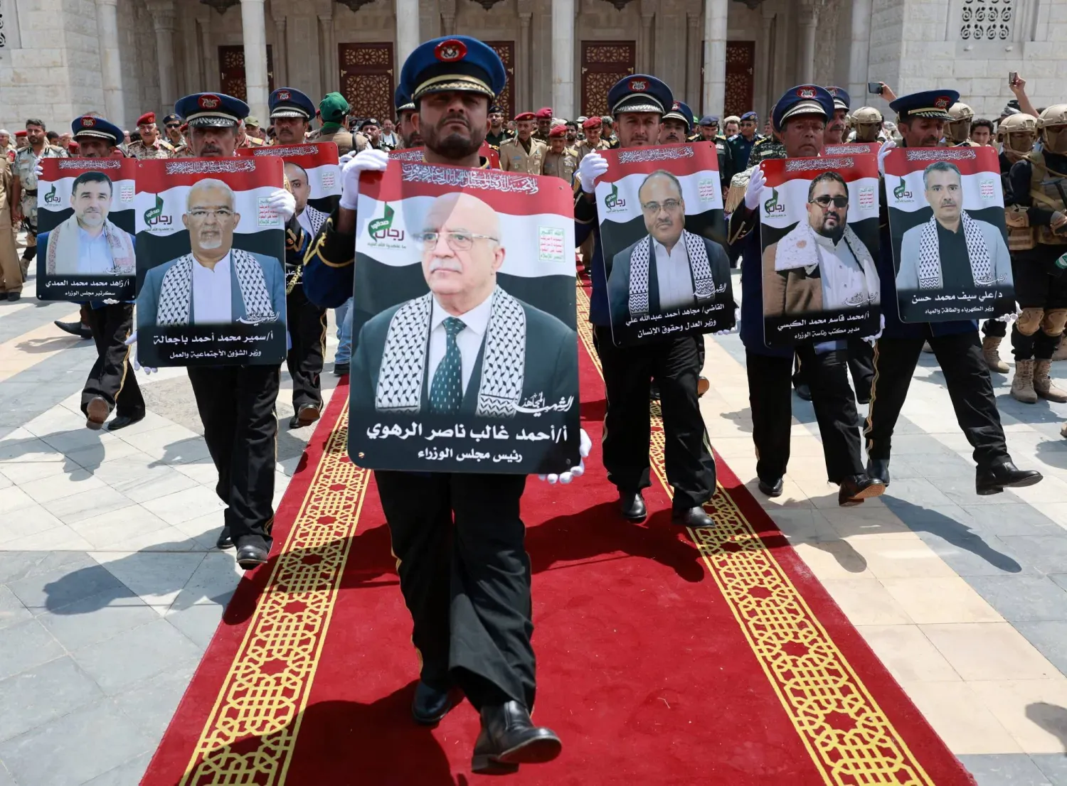 Husiler aldıkları ağır darbeye rağmen, birliklerini korumaya ve güvenlik ihlalini inkar etmeye çalışıyorlar (Reuters)