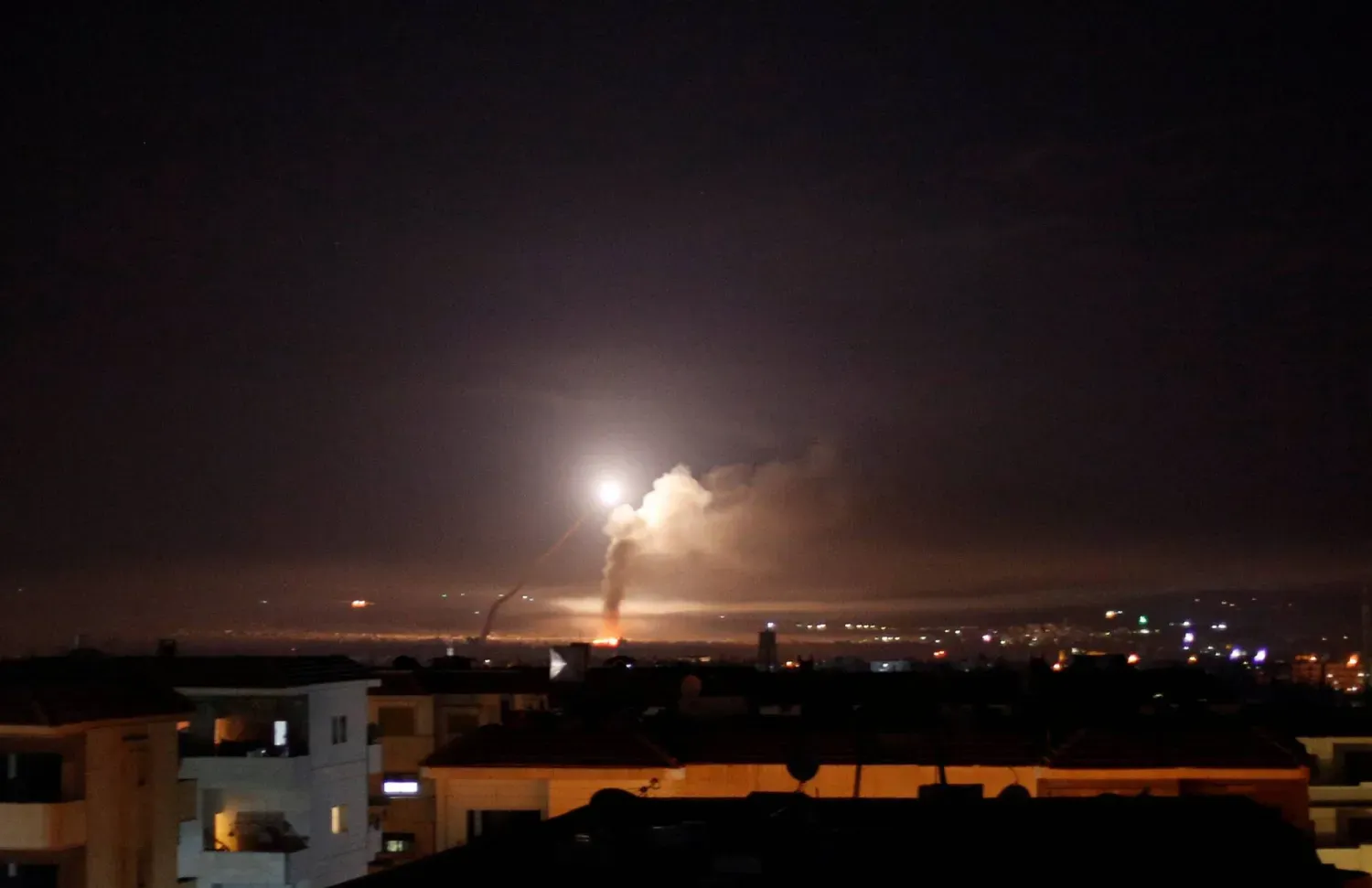 İsrail'in Şam'a daha önce düzenlediği bir bombardıman sırasında çekilen fotoğraf (Arşiv - Reuters)