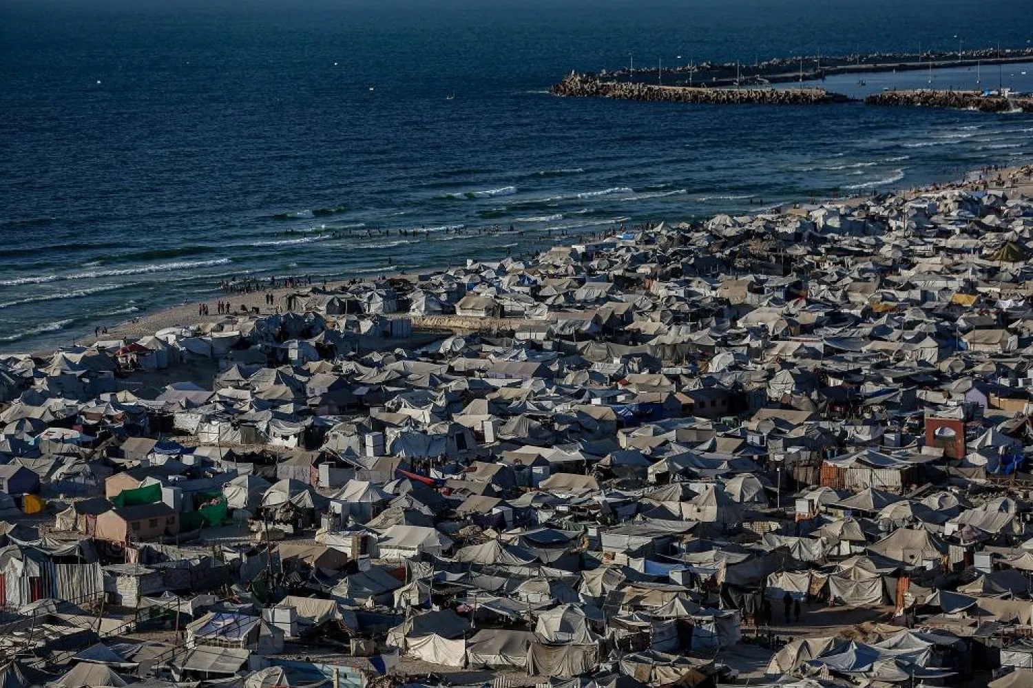 01 September 2025, Palestinian Territories, Gaza: A view of makeshift tent camps in Gaza City as Palestinians, deprived of basic necessities such as shelter, food, and clean water, struggle to survive in harsh living conditions in Gaza. (dpa)