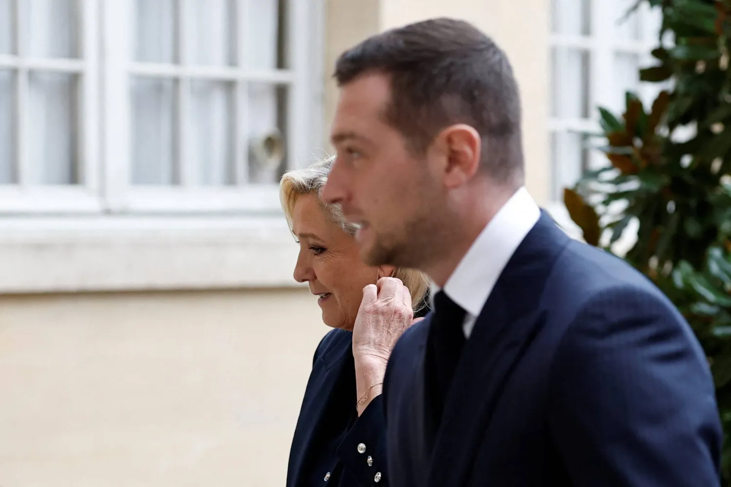 زعيمة اليمين المتطرف الفرنسي مارين لوبان وجوردان بارديلا رئيس حزب «التجمع الوطني» الفرنسي اليميني المتطرف يصلان إلى اجتماع مع رئيس الوزراء الفرنسي (رويترز)