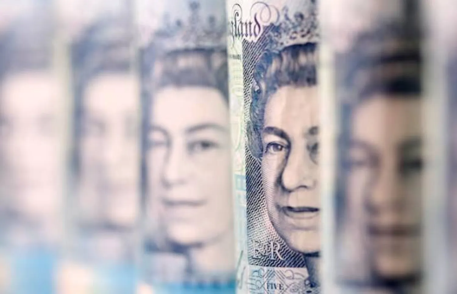 أوراق نقدية من الجنيه الإسترليني (رويترز)