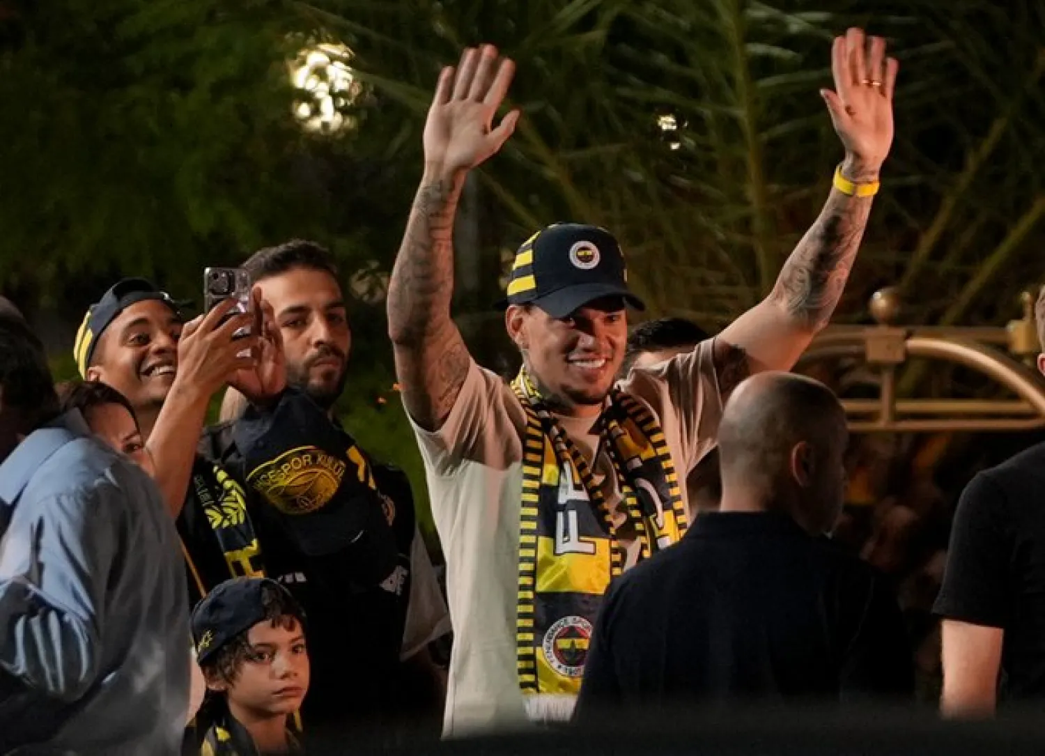 البرازيلي إيدرسون يحيِّي الجماهير لدى وصوله إلى فنربخشه التركي (وسائل إعلام تركية)