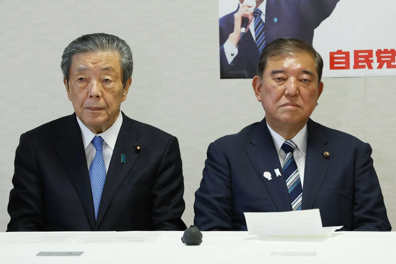 رئيس الوزراء الياباني شيغيرو إيشيبا (يمين) والأمين العام للحزب الليبرالي الديمقراطي هيروشي مورياما في اجتماع للحزب بالعاصمة اليابانية طوكيو (أ.ف.ب)