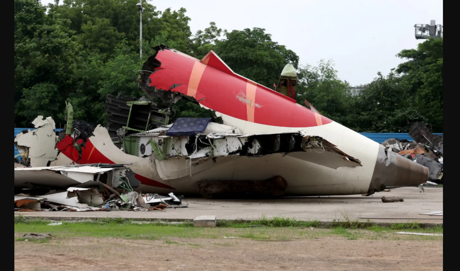 حادث تحطم طائرة الخطوط الجوية الهندية أودى بحياة أكثر من 240 شخصاً (رويترز)