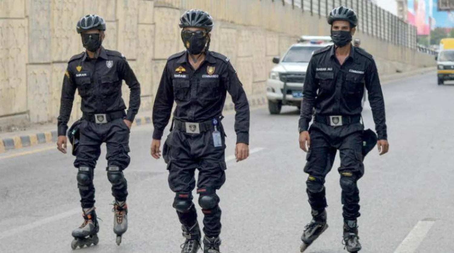 عناصر من الجيش الباكستاني في حالة استنفار بإقليم خيبر بختونخواه شمال غربي البلاد (أ.ف.ب)