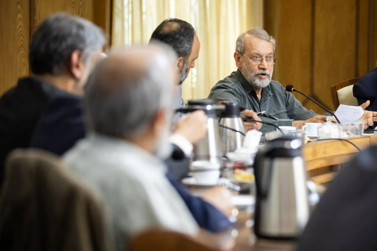 صورة نشرها موقع لاريجاني من لقائه مع مسؤولي وسائل الإعلام اليوم