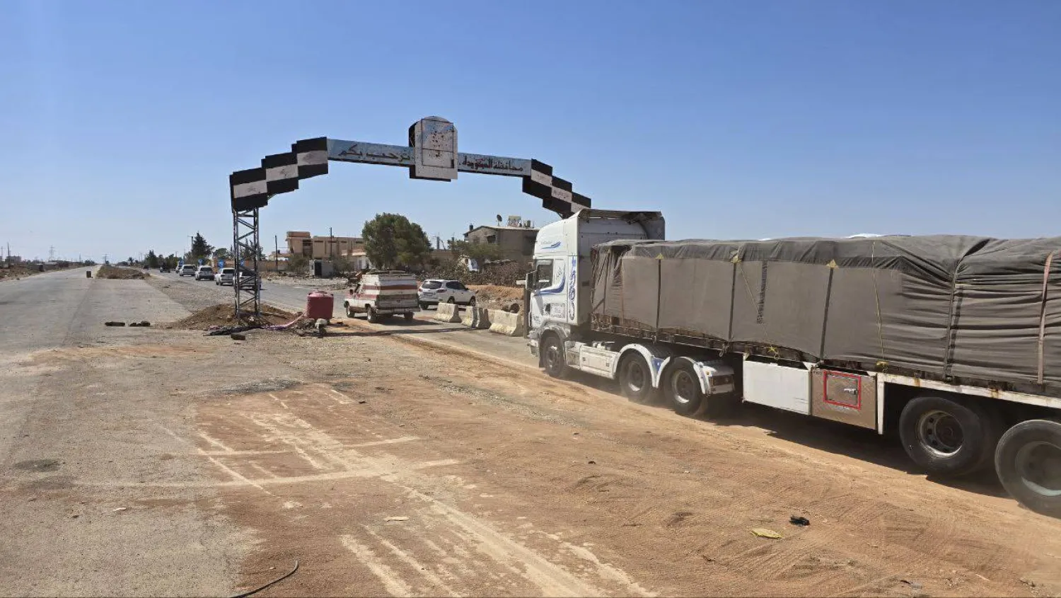 أول قافلة مساعدات تابعة لـ«الهلال الأحمر» ومنظمات دولية تدخل محافظة السويداء (أرشيفية - محافظة السويداء عبر «تلغرام»)