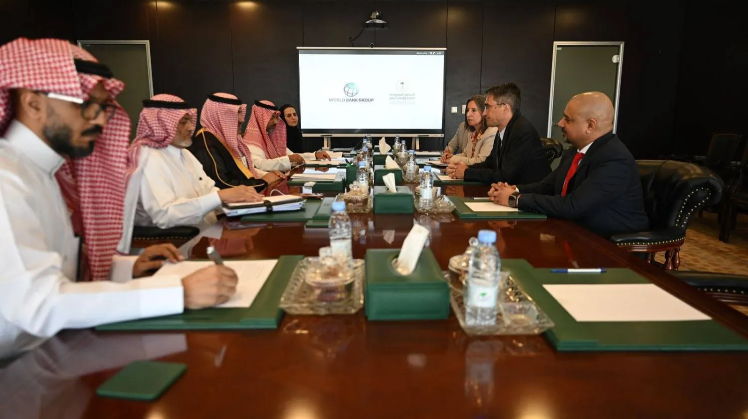 جانب من اجتماع السفير محمد آل جابر بوفد البنك الدولي في مقر البرنامج السعودي لتنمية وإعمار اليمن في الرياض (واس)