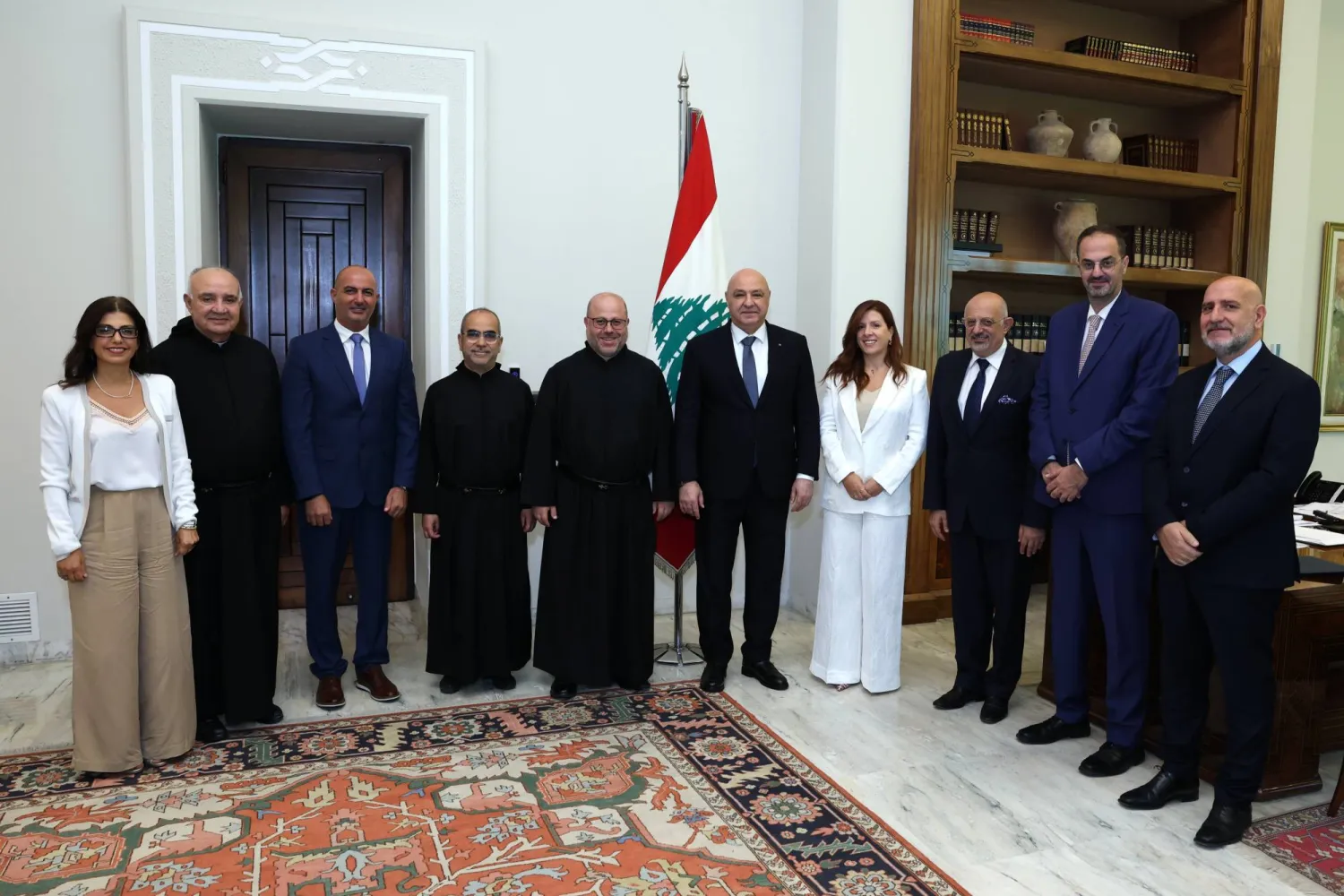 الرئيس اللبناني جوزيف عون مستقبلاً المجلس الجديد لجامعة «الروح القدس» (الرئاسة اللبنانية)