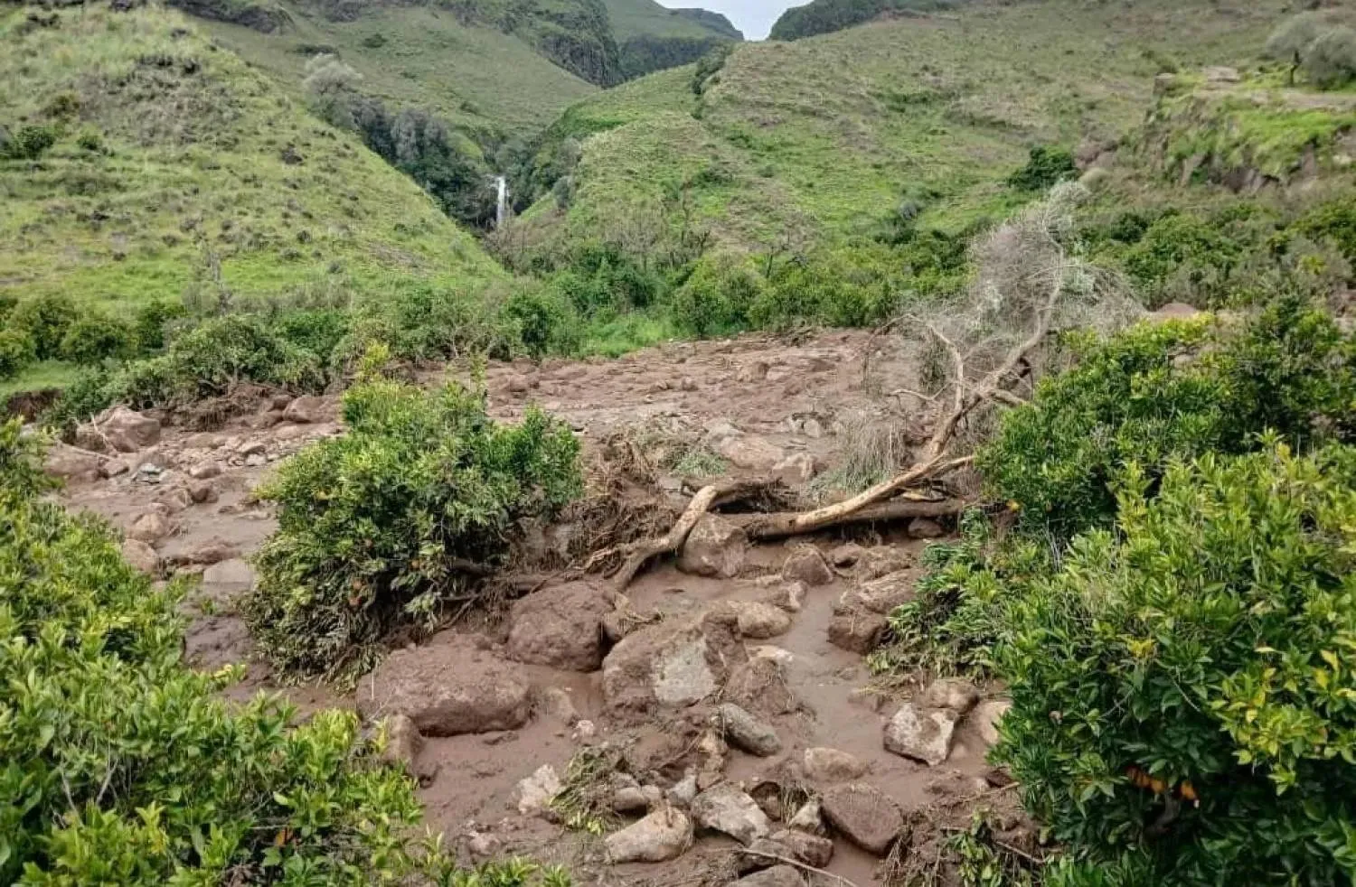 دمار واسع بعد الانهيار الأرضي الذي شهدته قرية ترسين في السودان (رويترز)