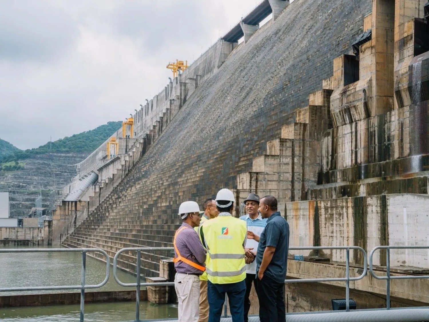 آبي أحمد خلال زيارة موقع سد النهضة (حسابه على «فيسبوك»)