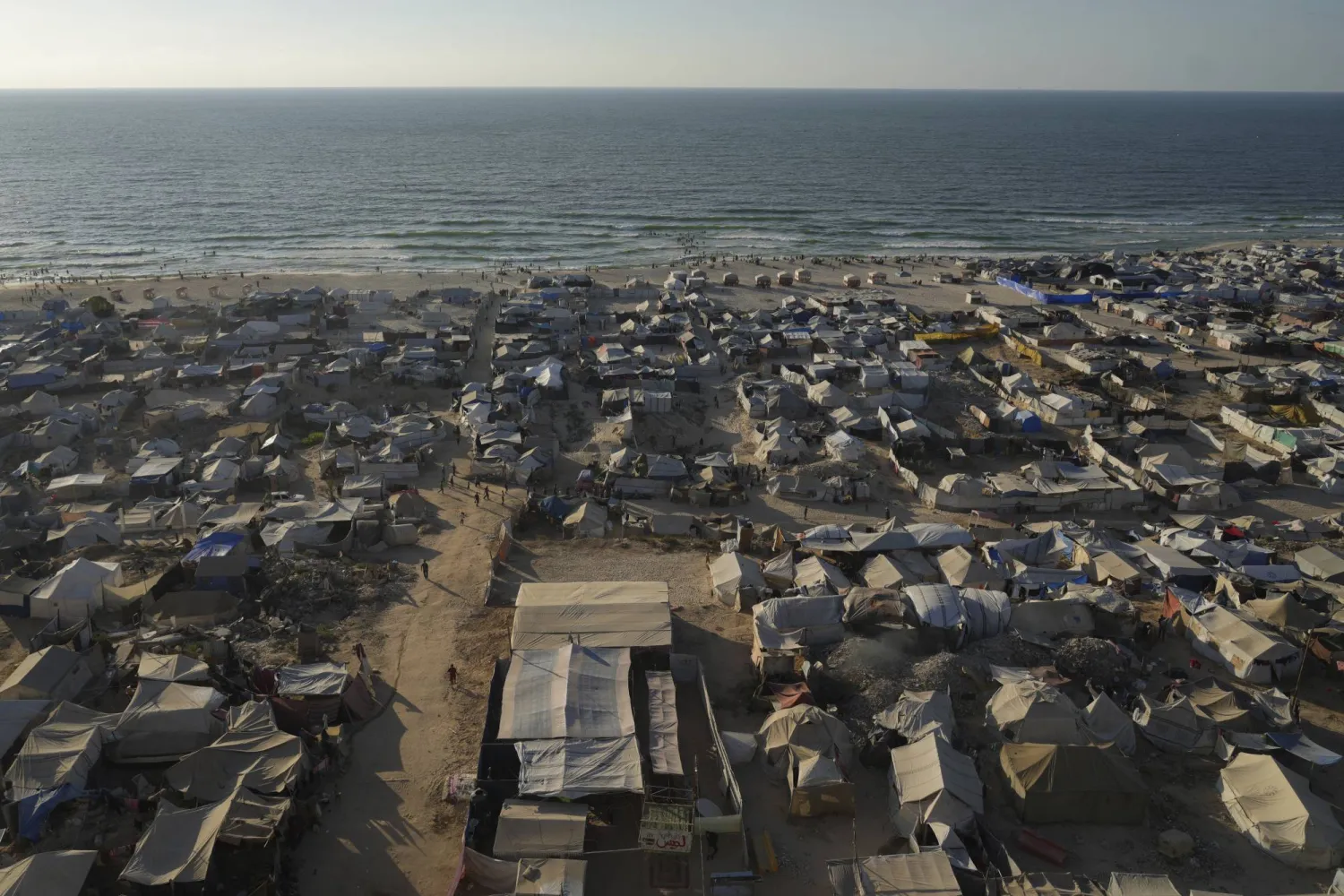 مخيم مؤقت للنازحين الفلسطينيين يمتد عبر منطقة قريبة من الشاطئ في مدينة غزة، 1 سبتمبر 2025 (أ.ب)