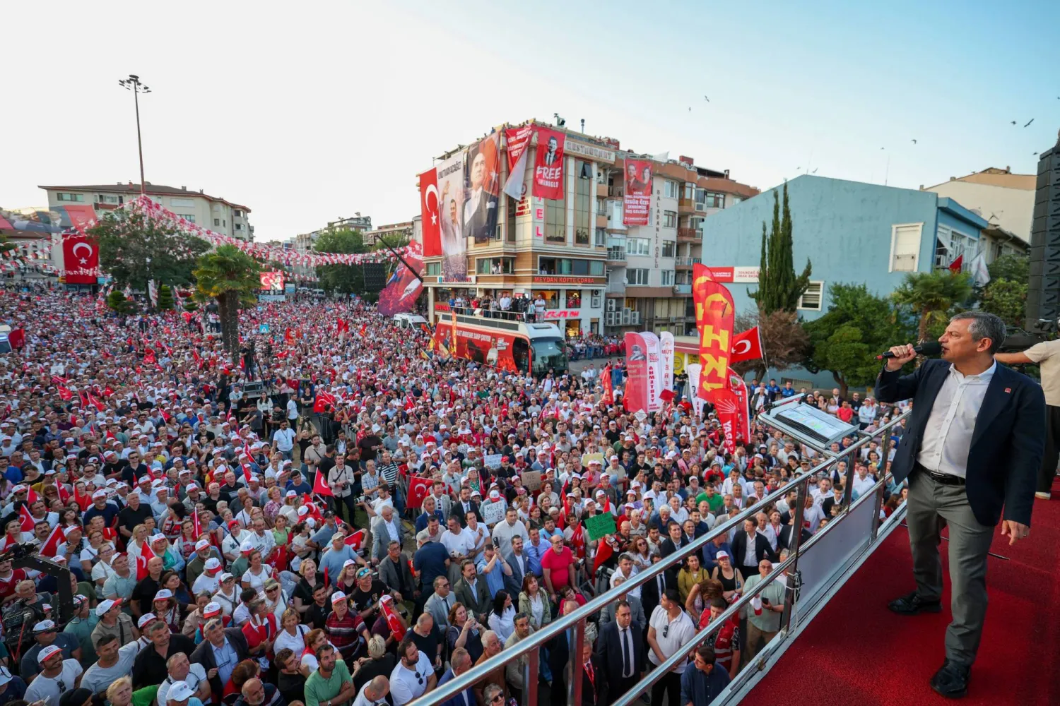 رئيس حزب «الشعب الجمهوري» أوزغور أوزيل متحدثاً خلال تجمع للحزب (حساب الحزب في إكس)