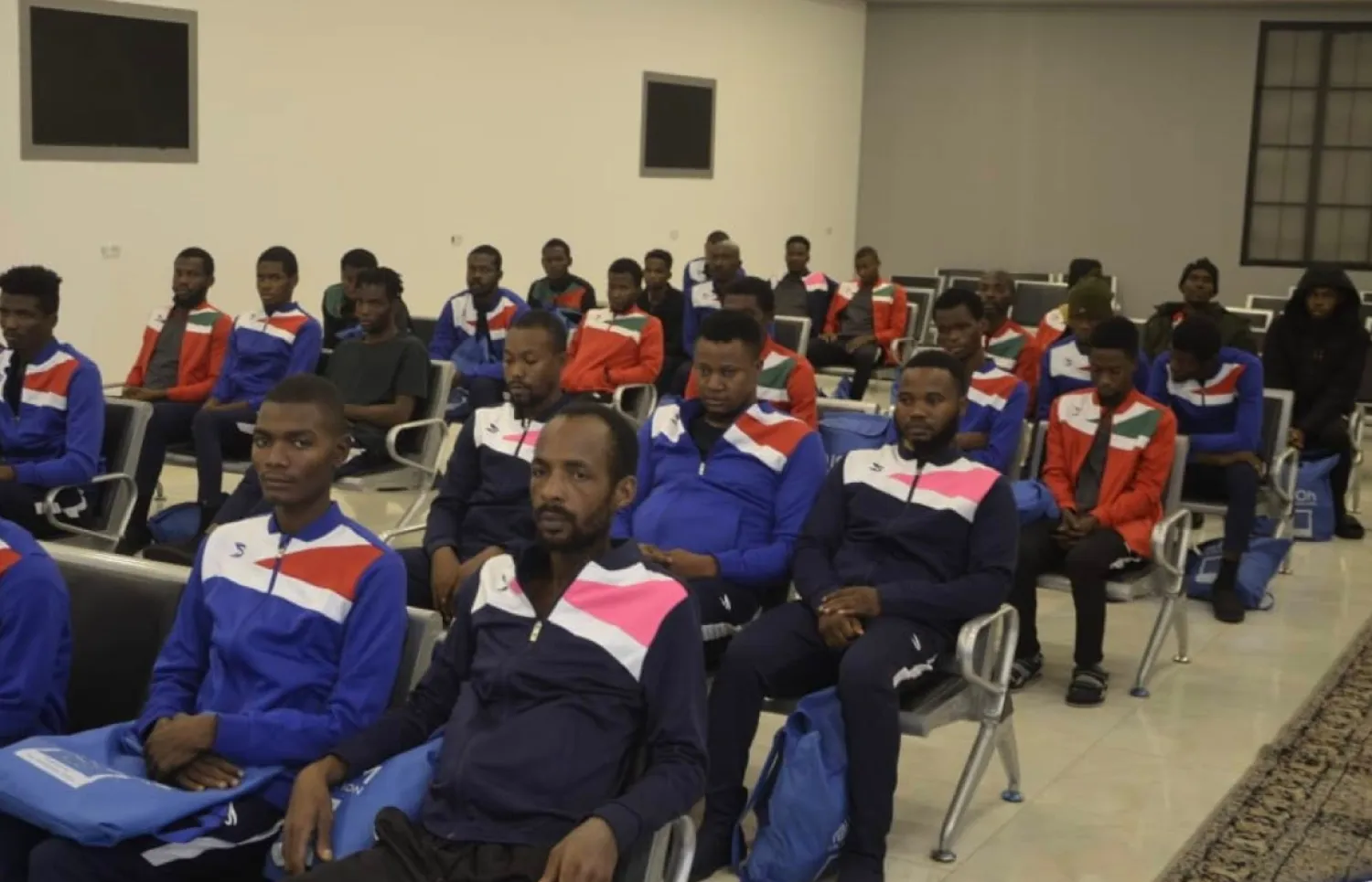 مهاجرون غير نظاميين قبل ترحيلهم من ليبيا إلى نيجيريا (وزارة الداخلية)