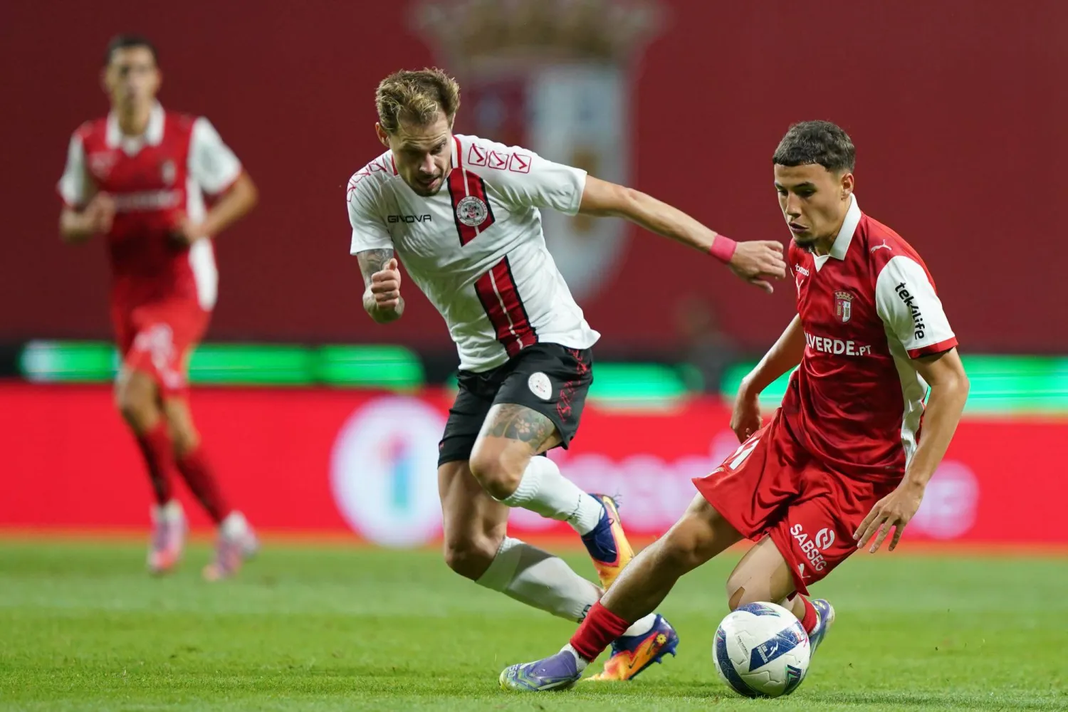 لاعب منتخب تونس إسماعيل الغربي (يمين) إلى أوغسبورغ (إ.ب.أ)