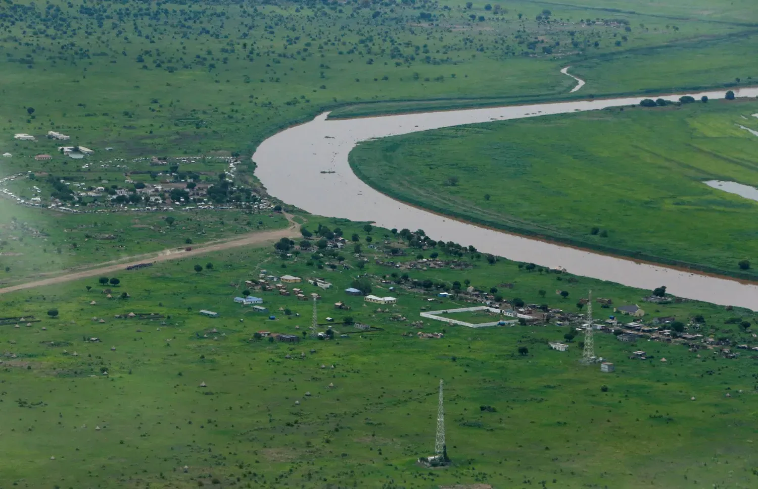 Güney Sudan hava sahasına gıda yardımı gönderilmesinin ardından bir kargo uçağının penceresinden Nasir kasabası, (Arşiv-Reuters)