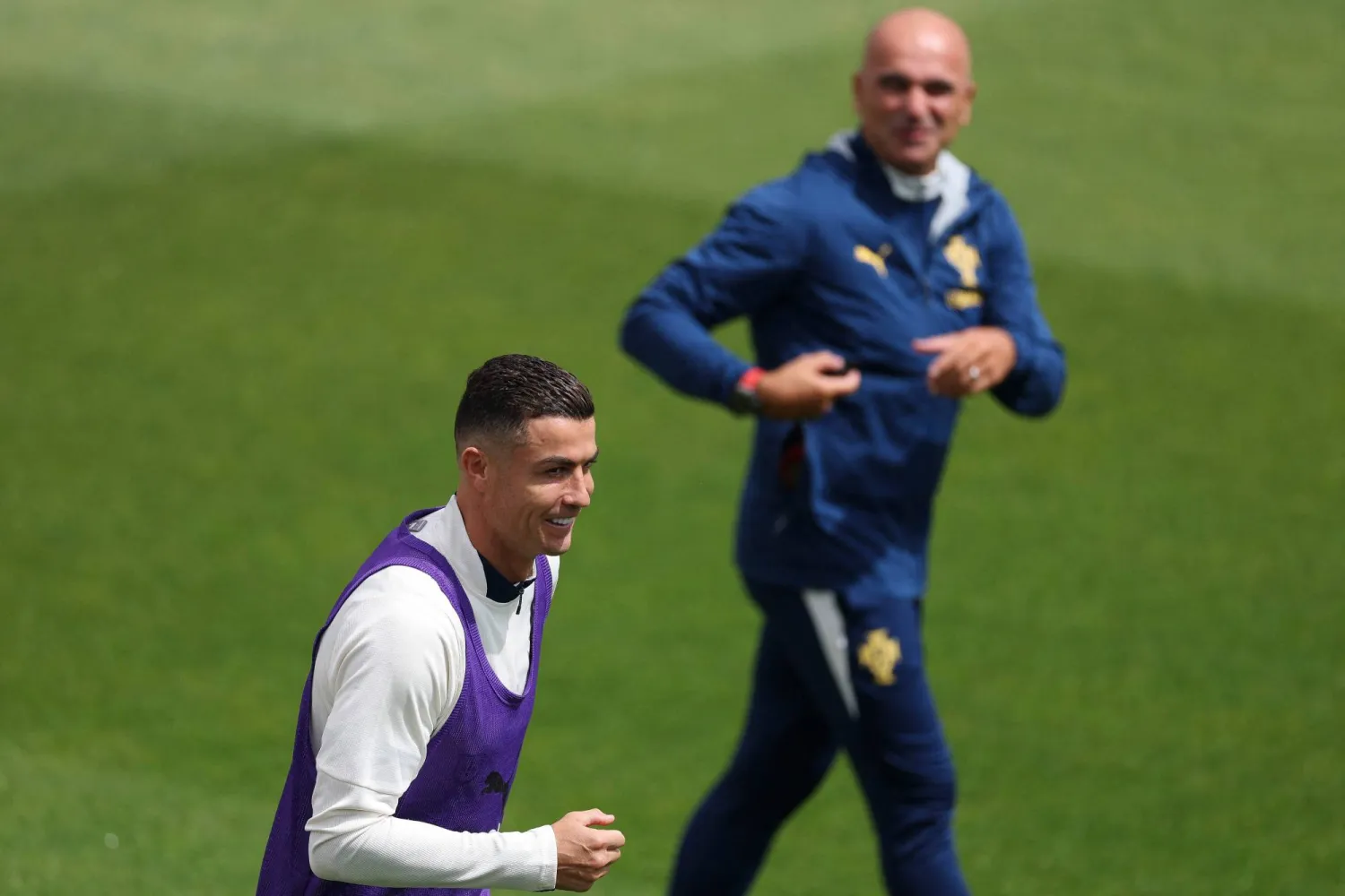 روبرتو مارتينيز وقائد البرتغال كريستيانو رونالدو (أ.ف.ب) 