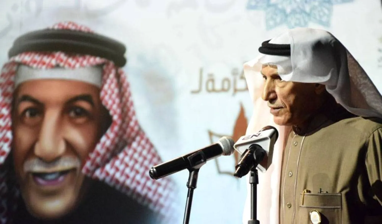 جبير المليحان يلقي كلمته في «مهرجان بيت السرد» للقصة القصيرة بالدمام، حيث كان الشخصية المكرمة (الشرق الأوسط)