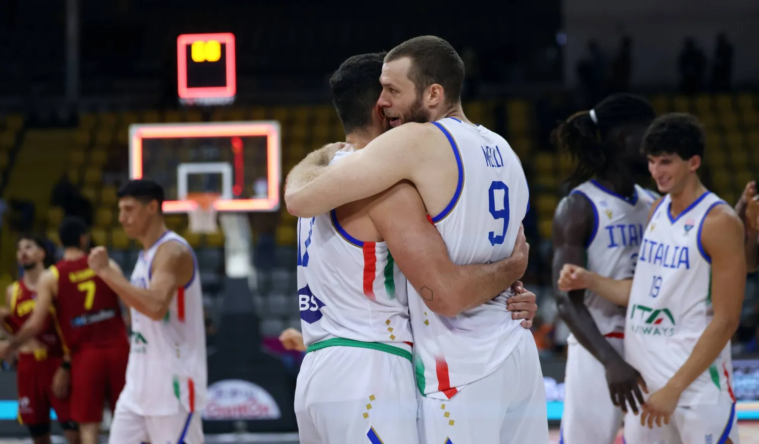 فرحة لاعبي إيطاليا بالفوز على إسبانيا في أمم أوروبا لكرة السلة (إ.ب.أ)