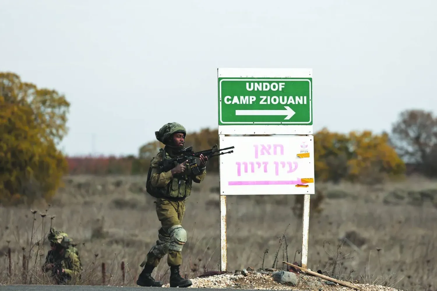 Golan Tepeleri'ndeki Kuneytra sınır kapısında BM gözlemci konumunun (UNDOF) yakınında bulunan bir İsrail askeri, (Arşiv-EPA)