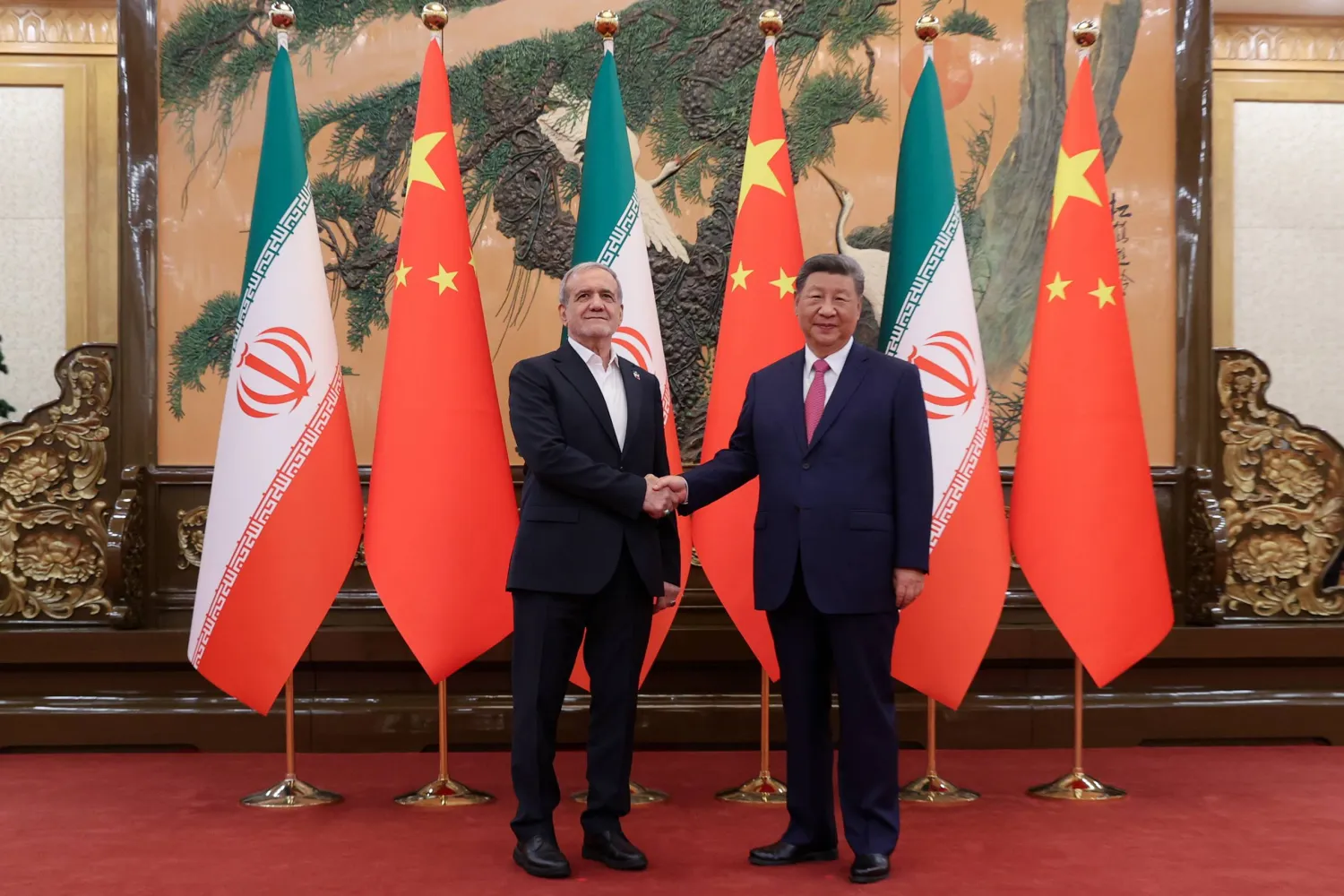 الرئيس الصيني شي جينبينغ يستقبل نظيره الإيراني مسعود بزشكيان في قاعة الشعب ببكين اليوم (الرئاسة الإيرانية)