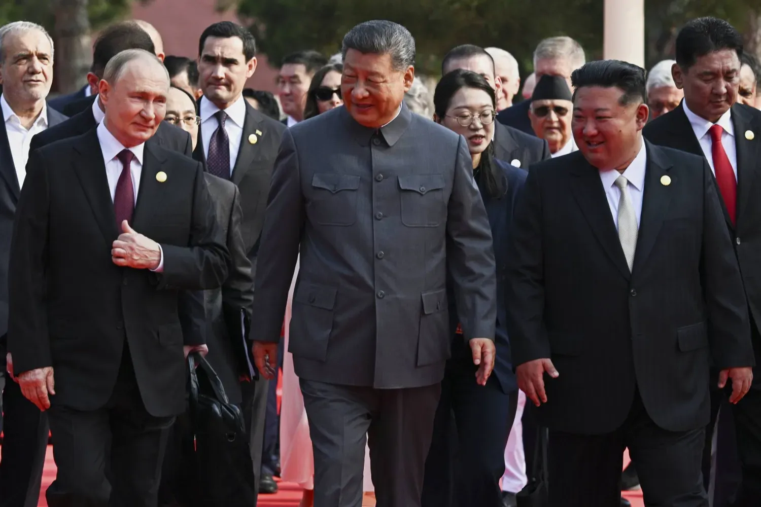 Çin Devlet Başkanı Şi Cinping, Rus mevkidaşı Vladimir Putin ve Kuzey Kore lideri Kim Jong-un ile birlikte tarihi Tiananmen Kapısı'na gelerek askerî geçit törenini izledi. (AP)