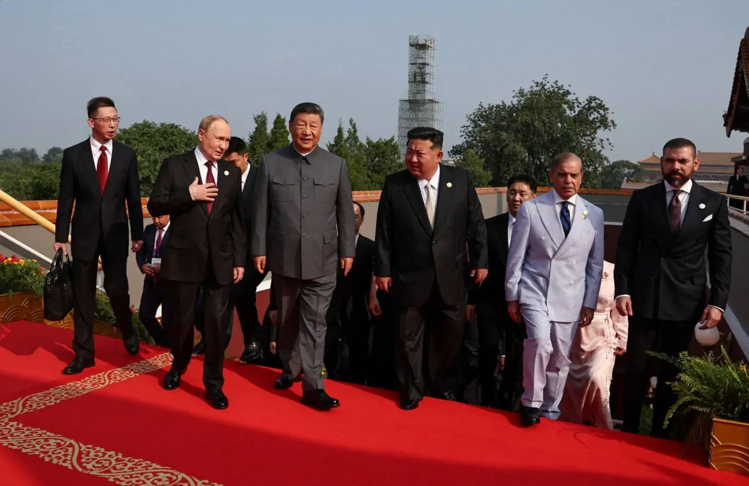 Şi, Kim ve Putin askeri geçit törenini izlemek için tarihi Tiananmen Kapısı'na geldi (AP)